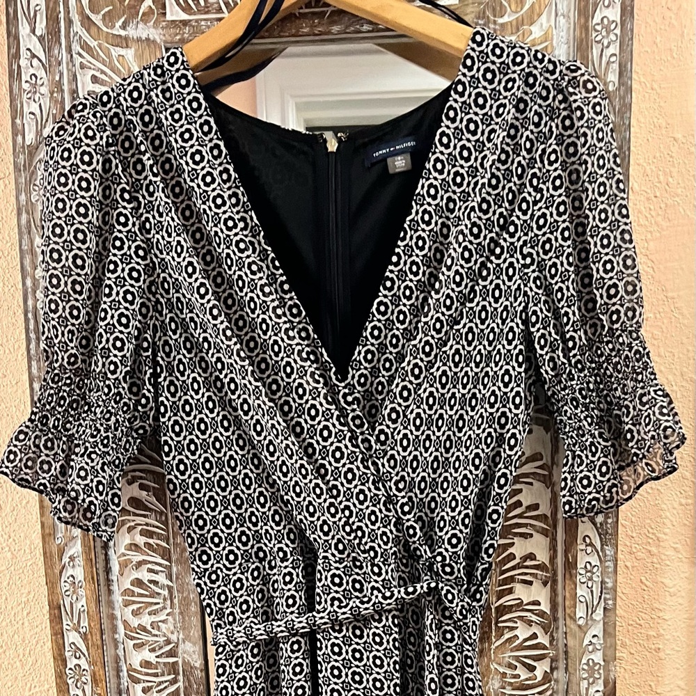 WOMEN’S TOMMY HILFIGER BELTED HIGH-LOW PATTERNED DRESS. SIZE 8. USED.